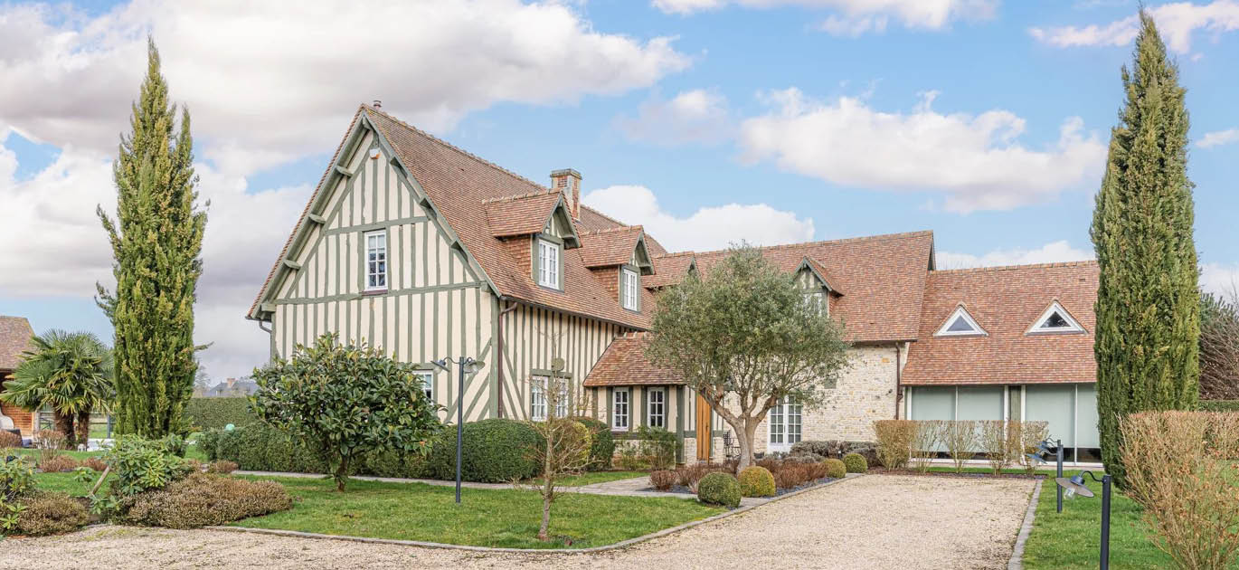 Discover this property: Saint-Étienne-la-Thillaye - France - House, 9 rooms, 6 bedrooms - Slideshow Picture 2